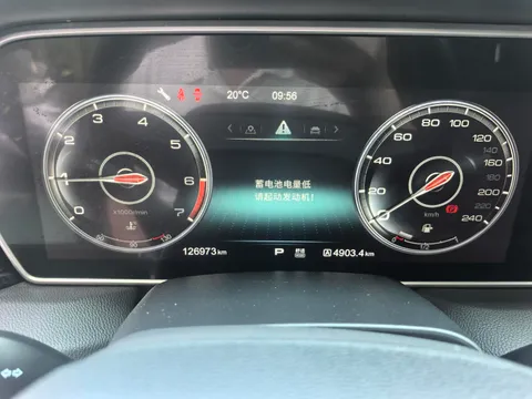 Hongqi HS5