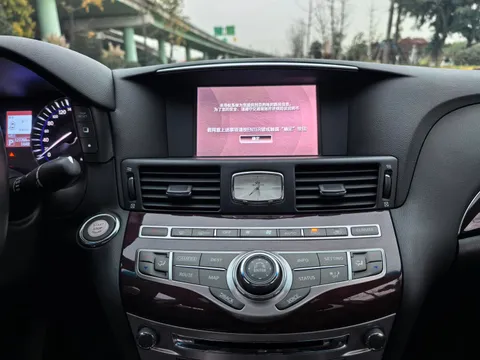 Infiniti Q70
