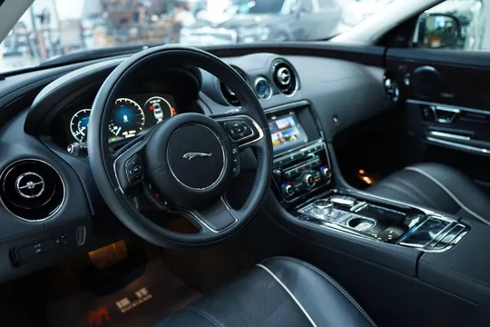Jaguar XJ