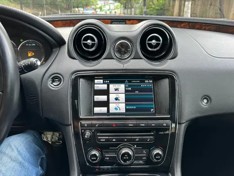 Jaguar XJ