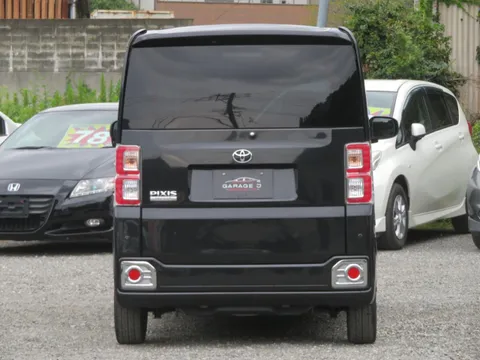 Toyota Pixis Mega