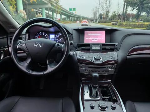 Infiniti Q70