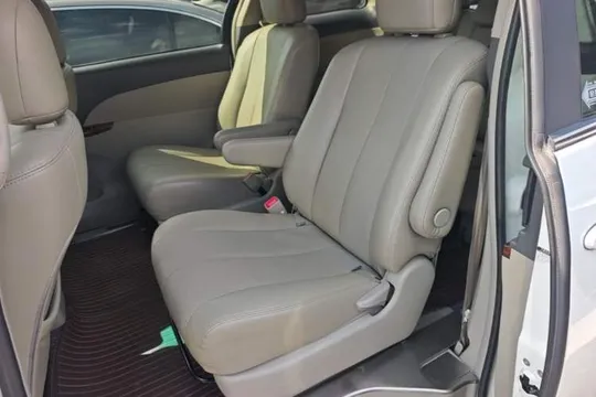 BYD M6