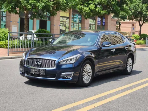 Infiniti Q70