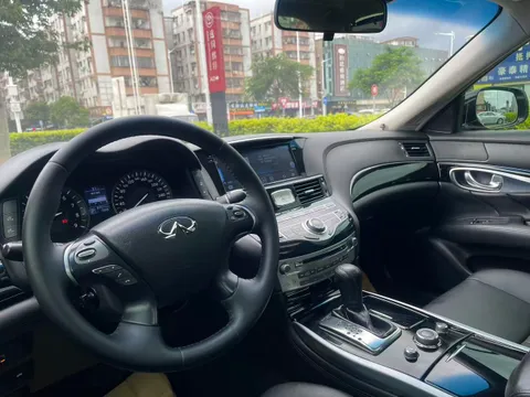 Infiniti Q70