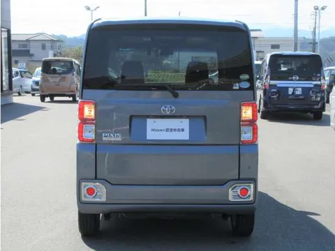 Toyota Pixis Mega