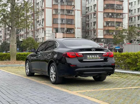 Infiniti Q70