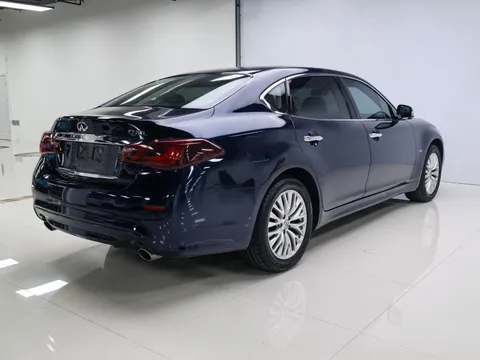 Infiniti Q70