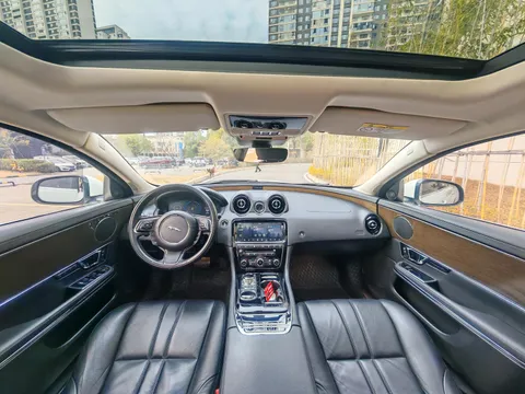 Jaguar XJ