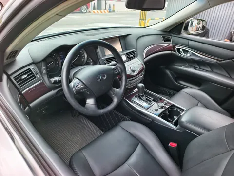 Infiniti Q70