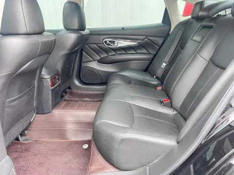 Infiniti Q70