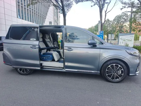 Roewe iMAX8
