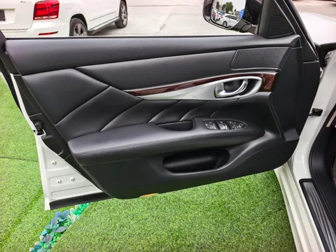 Infiniti Q70