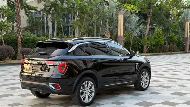 Lynk & Co 01