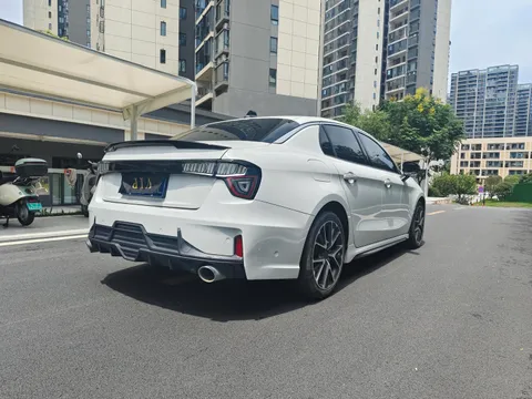 Lynk & Co 03