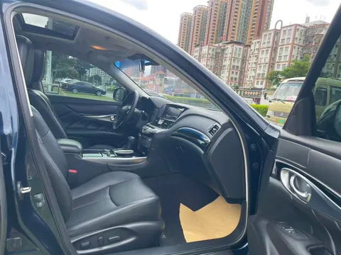 Infiniti Q70