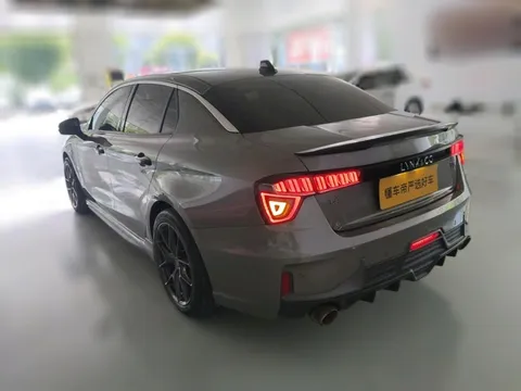 Lynk & Co 03