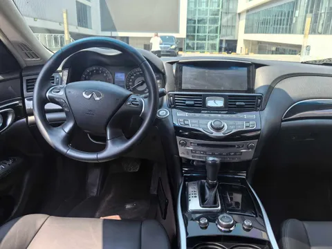 Infiniti Q70