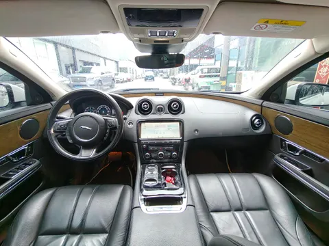 Jaguar XJ