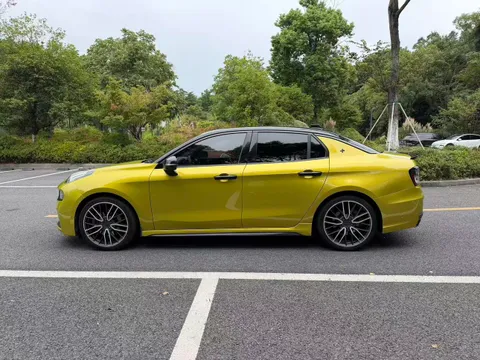 Lynk & Co 03