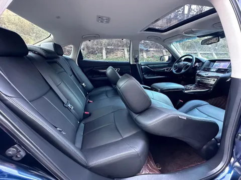 Infiniti Q70