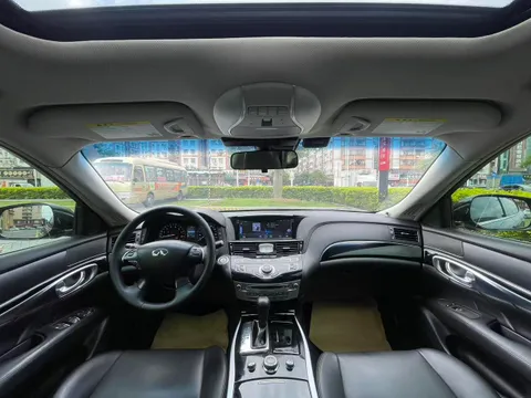 Infiniti Q70