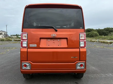 Toyota Pixis Mega