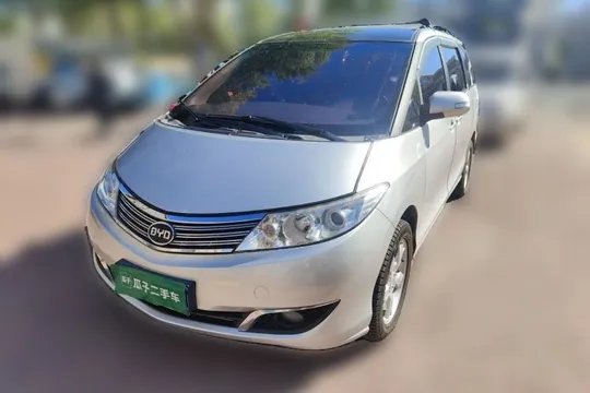 BYD M6