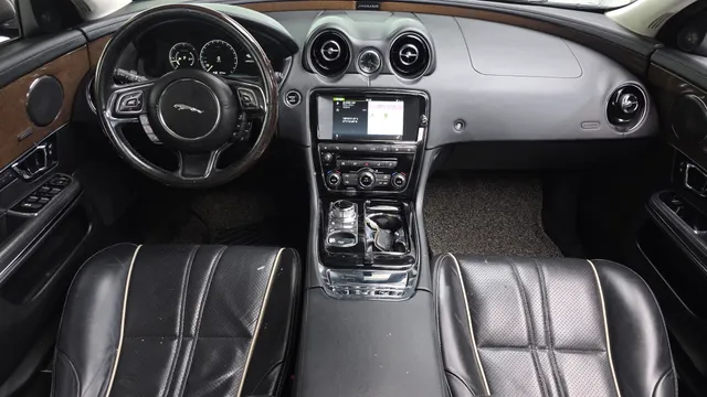 Jaguar XJ