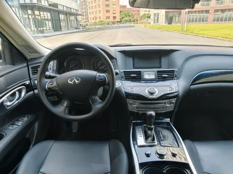 Infiniti Q70