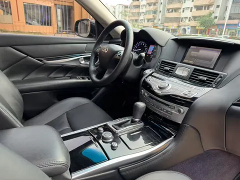 Infiniti Q70