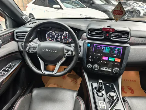 Lynk & Co 03