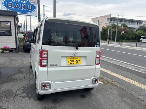 Toyota Pixis Mega