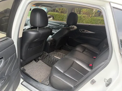 Infiniti Q70