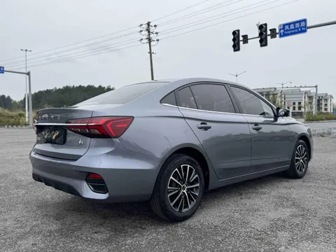 Roewe i5
