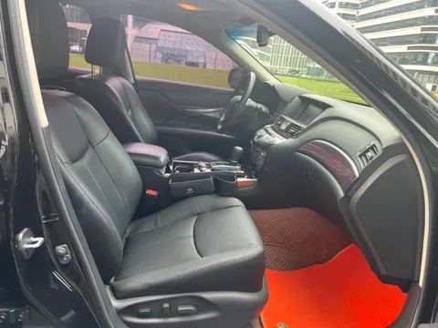 Infiniti Q70