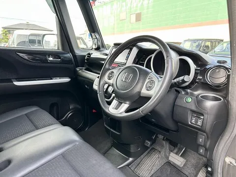 Honda N-BOX Custom
