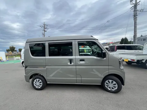 Nissan Clipper Van