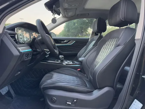 Hongqi HS5