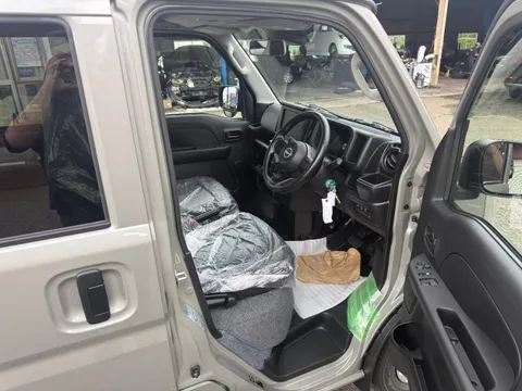 Nissan Clipper Van