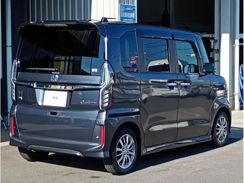 Honda N-BOX Custom