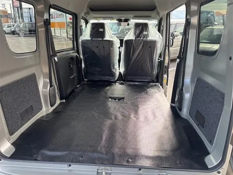Nissan Clipper Van