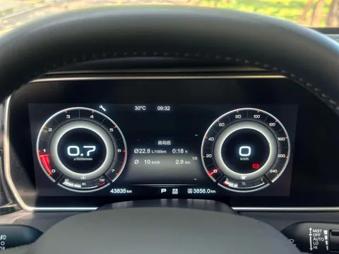 Hongqi HS5