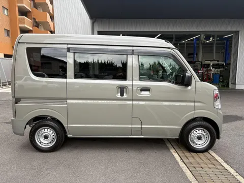 Nissan Clipper Van