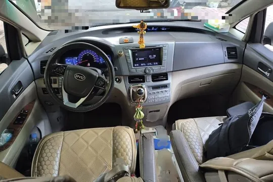 BYD M6