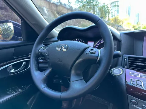 Infiniti Q70