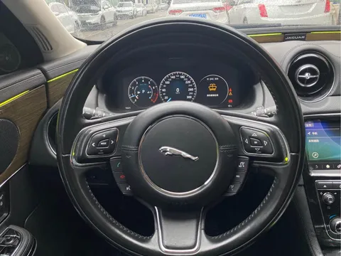 Jaguar XJ