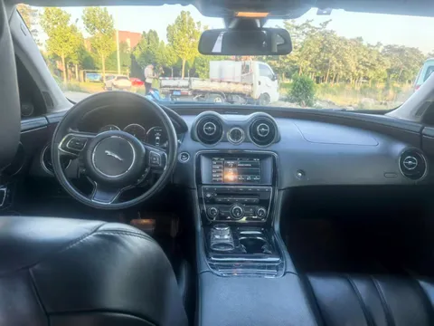 Jaguar XJ