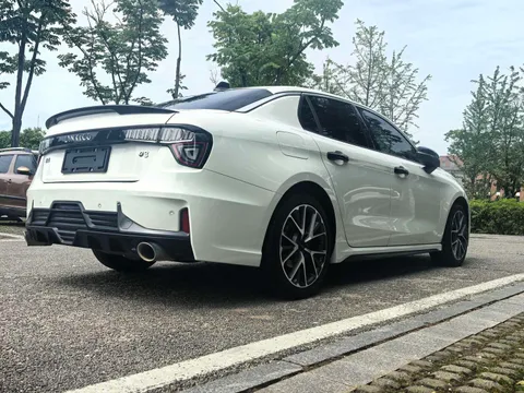 Lynk & Co 03