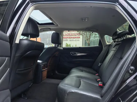 Infiniti Q70